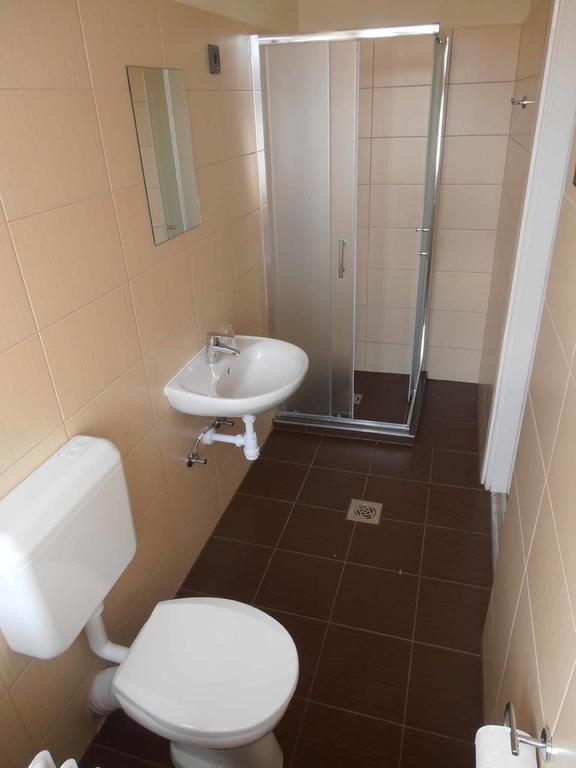Martineum Felnottkepzo Akademia Hostel Szombathely Room photo