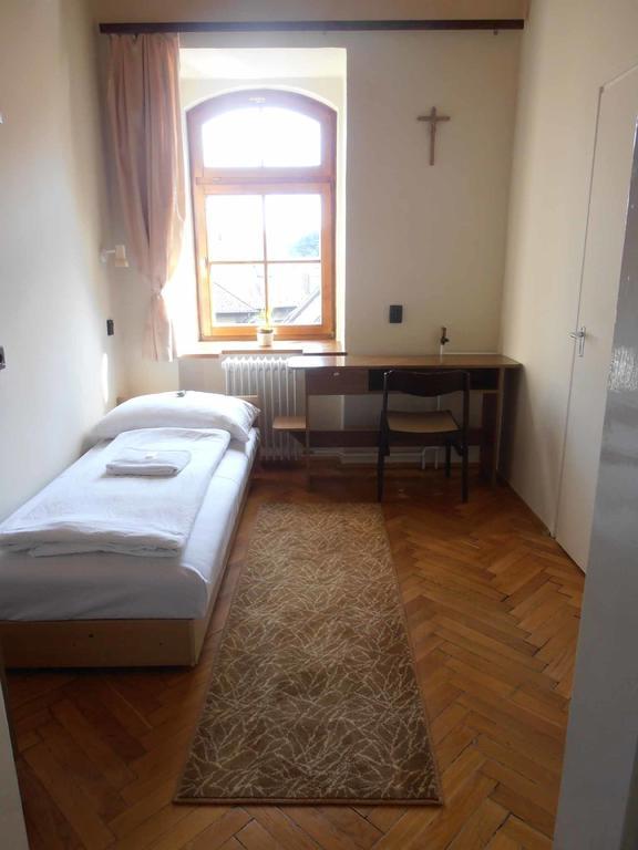 Martineum Felnottkepzo Akademia Hostel Szombathely Room photo